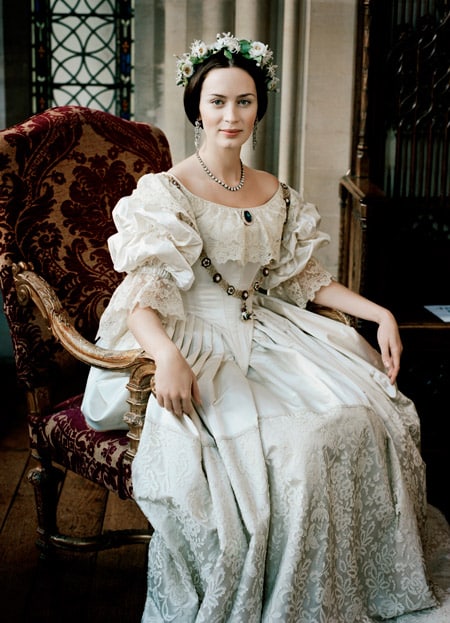 Эмили Блант в белом платье в викторианском стиле